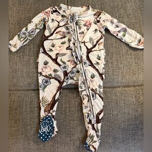 Charming Mary Newborn Floral Kids One Piece 2 Zip Ruffle on Butt 95% Viscose GUC